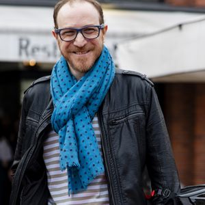 Exclusif - Marius Colucci - La ville de Montrouge rend hommage à Coluche lors de l'inauguration d'une plaque à l'adresse ou il a grandi, au 5 avenue Emile Boutroux juste derrière la place Emile Cresp, Montrouge le 19 juin 2019.  La sculpture de sa salopette qui a été inaugurée en 2011 fait peau neuve puisque son sculpteur l’a rénové. © Pierre Perusseau/Bestimage
