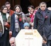 Les proches de Catherine Laborde se sont réunis pour ses obsèques.

Pia Laborde et Gabrièle Laborde, les filles de C.Laborde, et leur père Jimmy - Sortie des obsèques de Catherine Laborde en l’église Saint-Roch à Paris. © Jacovides - Moreau / Bestimage