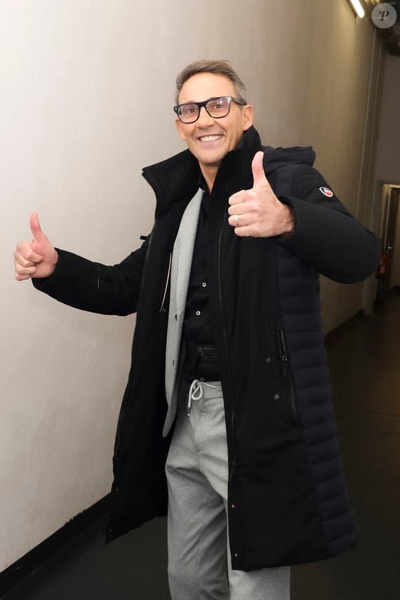 Exclusif - Julien Courbet, en backstage de l'émission " TPMP " La dernière sur C8, présentée par C.Hanouna et diffusée en direct sur C8, Paris, France, le 27 février 2025. © Jack Tribeca / Bestimage