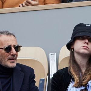 Elie Semoun et sa compagne Aude Fraineau dans les tribunes au même moment dans les tribunes des Internationaux de France de tennis de Roland Garros 2024 à Paris, France, le 2 juin 2024. © Jacovides-Moreau/Bestimage