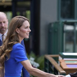 Encore convalescente après un cancer, elle limite ses sorties mais a choisi Wimbledon et la visite d'État des Macron.

Le prince William, Kate Middleton et leurs enfants, le prince George et la princesse Charlotte, à leur arrivée au tournoi de Wimbledon à Londres le 13 juillet 2025. Photo by Andrew Matthews/PA Wire/ABACAPRESS.COM