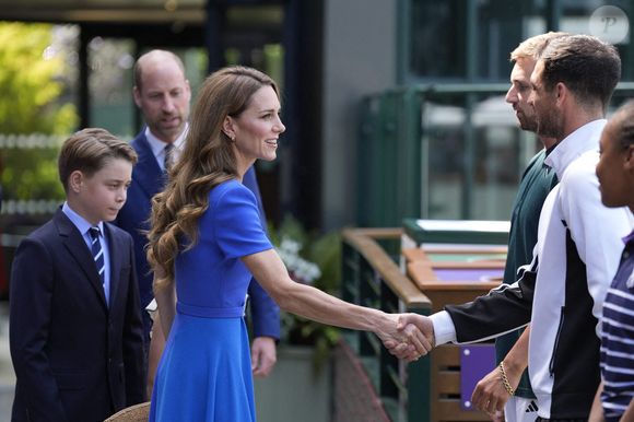 Encore convalescente après un cancer, elle limite ses sorties mais a choisi Wimbledon et la visite d'État des Macron.

Le prince William, Kate Middleton et leurs enfants, le prince George et la princesse Charlotte, à leur arrivée au tournoi de Wimbledon à Londres le 13 juillet 2025. Photo by Andrew Matthews/PA Wire/ABACAPRESS.COM
