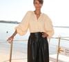 Sonia Rolland s'amuse toutefois de l'effet produit par son mari. Véritable "séducteur" et toujours positif, Guillaume Gabriel a conquis toute l'équipe.

Sonia Rolland de la série TROPIQUES CRIMINELS - Photocalls sur le ponton de l'hôtel Barrière Le Majestic lors de la 4ème édition de Canneseries au Palais des Festivals à Cannes. Le 13 octobre 2021
© Christophe Aubert via Bestimage