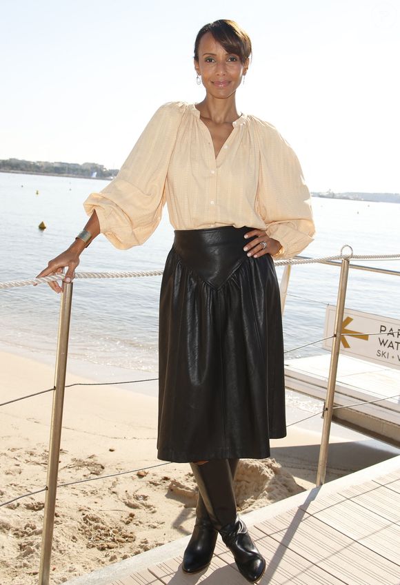 Sonia Rolland s'amuse toutefois de l'effet produit par son mari. Véritable "séducteur" et toujours positif, Guillaume Gabriel a conquis toute l'équipe.

Sonia Rolland de la série TROPIQUES CRIMINELS - Photocalls sur le ponton de l'hôtel Barrière Le Majestic lors de la 4ème édition de Canneseries au Palais des Festivals à Cannes. Le 13 octobre 2021
© Christophe Aubert via Bestimage