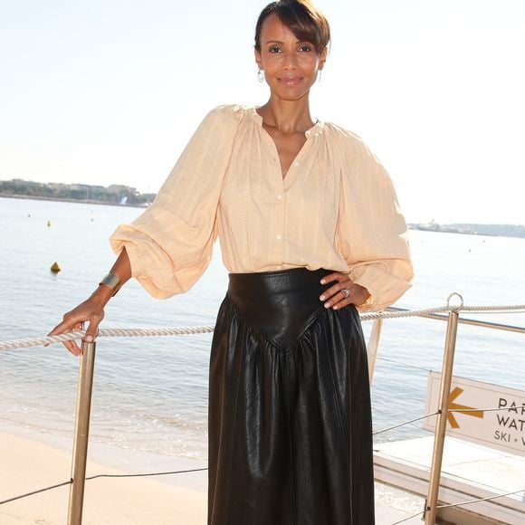 Sonia Rolland s'amuse toutefois de l'effet produit par son mari. Véritable "séducteur" et toujours positif, Guillaume Gabriel a conquis toute l'équipe.

Sonia Rolland de la série TROPIQUES CRIMINELS - Photocalls sur le ponton de l'hôtel Barrière Le Majestic lors de la 4ème édition de Canneseries au Palais des Festivals à Cannes. Le 13 octobre 2021
© Christophe Aubert via Bestimage