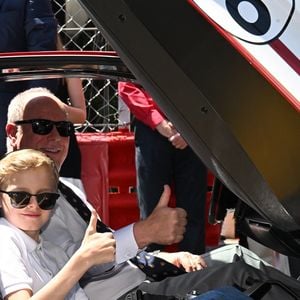 Le jeune prince a également vécu un moment privilégié en montant à bord de la spectaculaire Laffite LM1.

Le prince Albert II de Monaco et son fils le prince Jacques de Monaco, marquis des Baux avec Yannick Alléno lors du Formula 1 Louis Vuitton Grand Prix de Monaco 2026 le 7 juin 2026. © Bruno Bebert/Bestimage