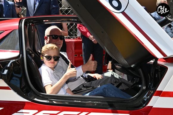 Le jeune prince a également vécu un moment privilégié en montant à bord de la spectaculaire Laffite LM1.

Le prince Albert II de Monaco et son fils le prince Jacques de Monaco, marquis des Baux avec Yannick Alléno lors du Formula 1 Louis Vuitton Grand Prix de Monaco 2026 le 7 juin 2026. © Bruno Bebert/Bestimage