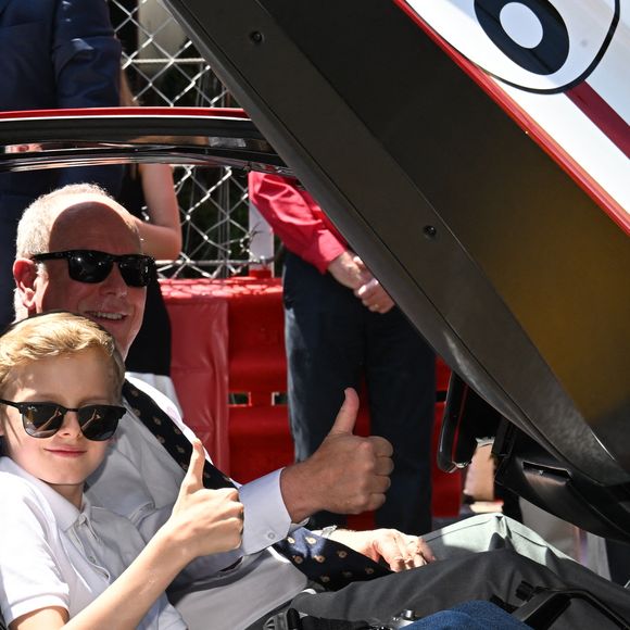 Le jeune prince a également vécu un moment privilégié en montant à bord de la spectaculaire Laffite LM1.

Le prince Albert II de Monaco et son fils le prince Jacques de Monaco, marquis des Baux avec Yannick Alléno lors du Formula 1 Louis Vuitton Grand Prix de Monaco 2026 le 7 juin 2026. © Bruno Bebert/Bestimage