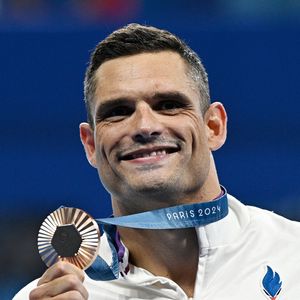 Le médaillé de bronze français Florent Manaudou pose lors de la cérémonie de remise des médailles du 50 m nage libre masculin aux Jeux Olympiques de Paris 2024, à Paris, en France, le 2 août 2024. Photo : Xinhua/ABACAPRESS.COM/Wang Peng)