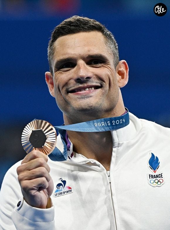 Le médaillé de bronze français Florent Manaudou pose lors de la cérémonie de remise des médailles du 50 m nage libre masculin aux Jeux Olympiques de Paris 2024, à Paris, en France, le 2 août 2024. Photo : Xinhua/ABACAPRESS.COM/Wang Peng)