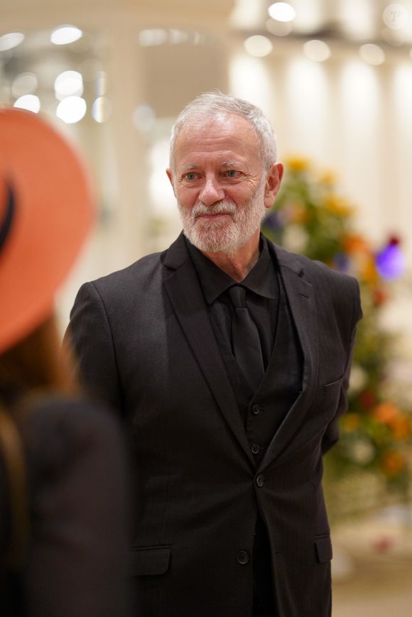 Il a vécu seul, entre petits studios et chambres d’hôtel.


Francis Huster lors de la 13ème édition du festival Les Héros de la Télé de Beausoleil, le 11 octobre 2025. 
© Anne-Sophie Guebey / Bestimage