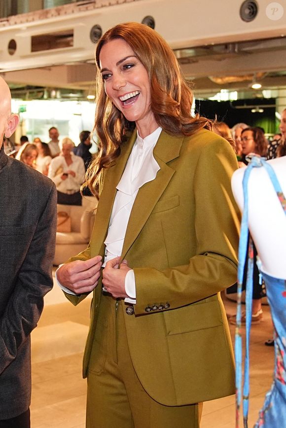 La princesse de Galles observe les studios de création lors d'une visite du British Fashion Council aux 180 Studios dans le centre de Londres, où Kate remettra le prix de la Reine Elizabeth II pour le design britannique. Mardi 13 mai 2025. Photo by Aaron Chown/PA Wire/ABACAPRESS.COM