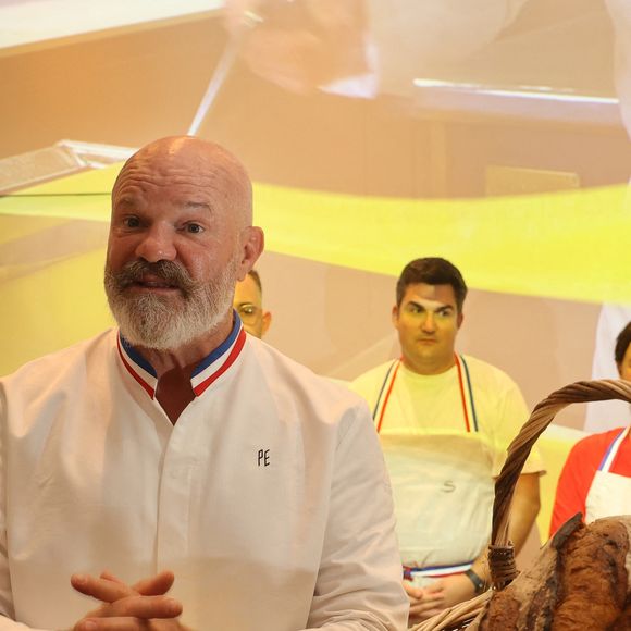 Le chef Philippe Etchebest décline son plat "Signature" en mode street food au sein du Pop Up Club à Bordeaux le 11 septembre 2023.
© Fabien Cottereau / Bestimage