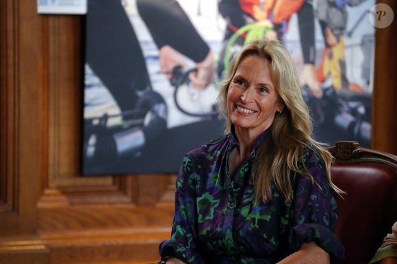 Il faut dire que l'ancien mannequin de 59 ans a beaucoup à faire entre sa vie de comédienne, d'auteure mais aussi d'entrepreneur. Car elle a co-fondé Spero Mare, une organisation pour la préservation de l’environnement.

Estelle Lefébure (marraine de l’édition) lors de la cérémonie de remise de prix du concours pédagogique "Oceano pour Tous" au musée Océanographique de Monaco, le 13 juin 2023. © Jean-François Ottonello/Nice Matin/Bestimage