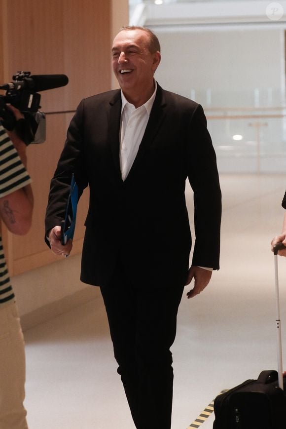 Exclusif - L'animateur de radio, journaliste, présentateur de télévision et producteur français, Jean-Marc Morandini, accompagné de son avocate, maître F.Rault, arrive à la chambre correctionnelle du tribunal judiciaire de Paris Batignolles, le 14 juin 2023. Jean-Marc Morandini est jugé pour "harcèlement sexuel" et "travail dissimulé", à Paris, lors du deuxième et dernier jour de son procès.
© Christophe Clovis /Bestimage