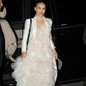 Des visages célèbres et des initiés de la mode arrivent pour le défilé Dior 'Croisière 2026', faisant tourner les têtes dès qu'ils pénètrent dans l'événement exclusif. Dans un décor saisissant, l'atmosphère est empreinte d'élégance et de style. La collection attire l'attention du monde de la mode.
©Backgrid UK/ Bestimage