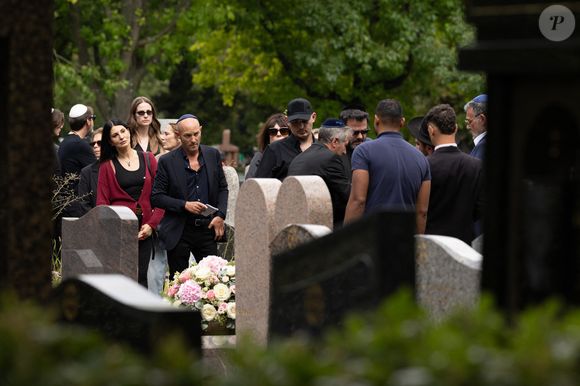 Exclusif - Zoltan Btesh Marshall, Sylvie Ortega, Cédric Anthony, Xavier Anthony - Obsèques de Sabine Anthony au cimetière carré juif de Pantin, le 1er août 2025.