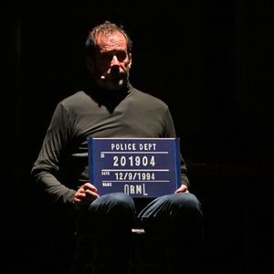 Une chose est sûre, Paul Belmondo continue de suivre les traces de son défunt père.

La pièce "Papasss" avec Christian Vadim, Nadèze Méziat. © Bruno Bebert / Bestimage