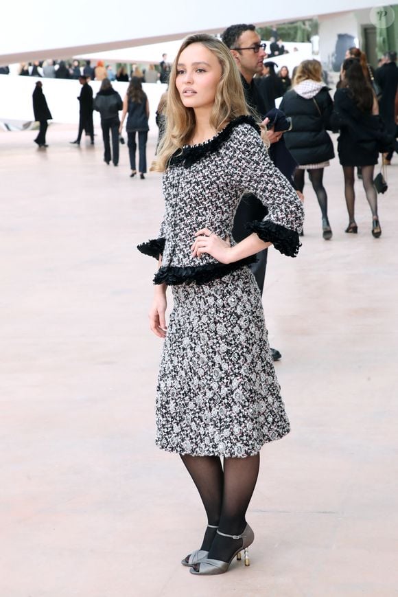 Lily-Rose Depp s'est affichée dans une tenue plus classique en tweed
Lily-Rose Depp - Célébrités au Défilé de Mode Chanel, Collection Haute Couture Printemps / Été 2025, dans le cadre de la Fashion Week de Paris, France, le 27 Janvier 2025. 

© Bertrand Rindoff / Bestimage