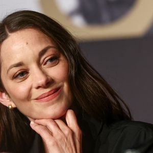 Guillaume Canet rappelle qu’il a écrit ce rôle en pensant aussi "à certains traits de caractère" de la femme qu’est Marion Cotillard. "De son caractère aussi combatif quand elle veut quelque chose et quand elle a foi en quelque chose", a-t-il alors conclu face à Marion Cotillard.

Marion Cotillard lors de la conférence de presse pour le film Karma lors du 79ème Festival International du Film de Cannes le 16 mai 2026.

© Valentina Claret / Pool / Bestimage