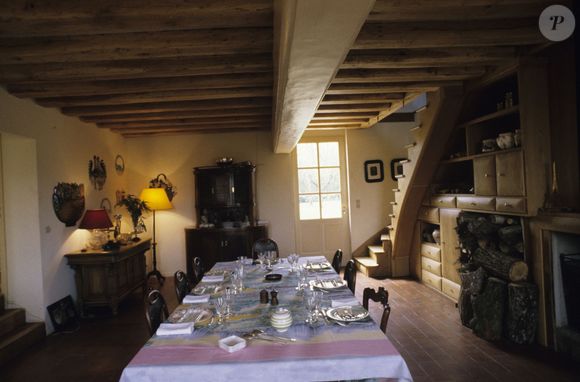 La salle à manger de Jean-Pierre Coffe dans sa maison à Lanneray en Eure-et-Loir, en avril 1993. Le fameux gastronome est mort chez lui le 29 mars 2016 à 78 ans ; il avait confié souhaiter que ses cendres soient dispersées dans son jardin. © Michel Marizy via BestImage