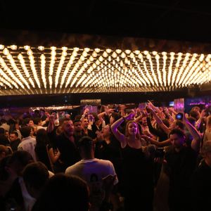 Jean Roch a reçu ses amis pour fêter la fermeture de son célèbre club privé, "VIP Room" à Saint-Tropez, après 29 ans d'existence, le 5 avril 2026. Après un dernier week-end de fête, du 3 au 5 avril 2026, le célèbre établissement sera remplacé par le "Lilly's Club".
© Franz Chavaroche / Bestimage