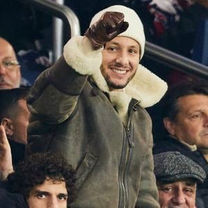 Louis Garrel, Vianney et son père dans les tribunes du match de Ligue 1 McDonald's opposant le Paris Saint-Germain (PSG) à Lyon (3-1) au Parc des Princes à Paris le 15 décembre 2024.