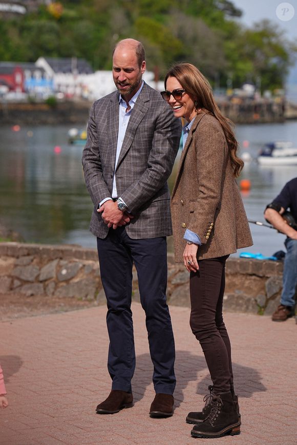 Le prince et la princesse de Galles, connus sous le nom de duc et duchesse de Rothesay lorsqu'ils sont en Écosse, discutent avec un habitant lors d'une visite d'un marché artisanal pour rencontrer certains des fabricants et créateurs de l'île, dans la ville de Tobermory sur l'île de Mull.  29 avril 2025. Photo par Aaron Chown/PA Wire/ABACAPRESS.COM  Duchesse de Cambridge Kate Middleton Middleton Kate Princesse de Galles Princesse de Galles Catherine Duchesse de Cambridge Midleton Kate Middleton Catherine Duchesse de Cambridge Duchesse de Cambridge Middleton Kate Princesse de Galles Catherine Duchesse de Cambridge Middleton Catherine Middleton Kate Duc de Cambridge Prince de Galles Prince de Galles Prince William Prince de Galles Duc de Cambridge Prince William Akaba 