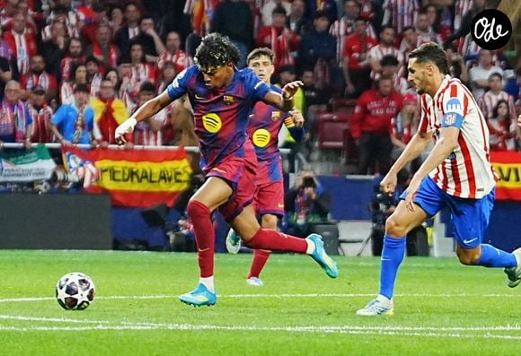 Lamine YamaL du FC Barcelone et 6 Koke de l'Atlético Madrid lors du match retour des quarts de finale de la Ligue des champions de l'UEFA opposant l'Atlético Madrid au FC Barcelone, le 14 avril 2026 au stade Riyadh Air Metropolitano en Espagne - Photo : Laurent Lairys