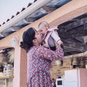 Alizée avec sa fille Maggy (6 mois).