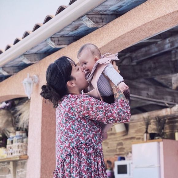 Alizée avec sa fille Maggy (6 mois).