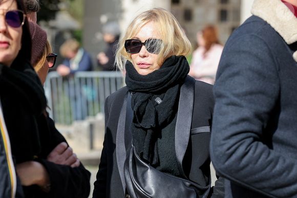 Emmanuelle Béart aux arrivées des obsèques d'Emilie Dequenne au cimetière Père Lachaise à Paris, France, le 26 mars 2025. © Cyril Moreau/Bestimage