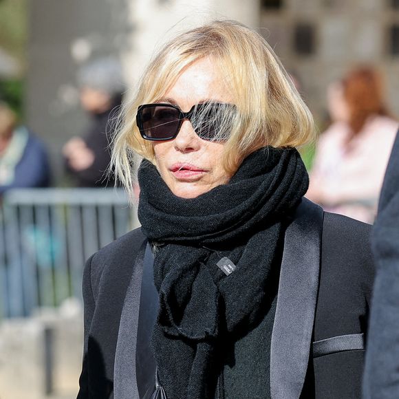 Emmanuelle Béart aux arrivées des obsèques d'Emilie Dequenne au cimetière Père Lachaise à Paris, France, le 26 mars 2025. © Cyril Moreau/Bestimage