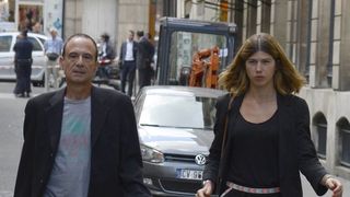 "Trois baby-sitters, trois anciennes petites amies de son beau-fils..." : À 76 ans, Gérard Miller aurait ciblé de très jeunes femmes, de son entourage