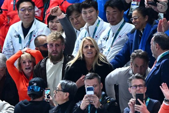 Jutta Leerdam est devenue championne olympique en établissant un nouveau record sur la glace.

L'Américain Jake Paul (2e à gauche), dans les tribunes, regarde sa partenaire, la Néerlandaise Jutta Leerdam, près de sa famille, lors de la course de patinage de vitesse sur 1000 m aux Jeux Olympiques d'hiver de Milano Cortina 2026, le lundi 9 février 2026 à Milan, en Italie. Les XXVe Jeux olympiques d'hiver se dérouleront du 6 au 22 février 2026 en Italie. Photo by ABACAPRESS.COM