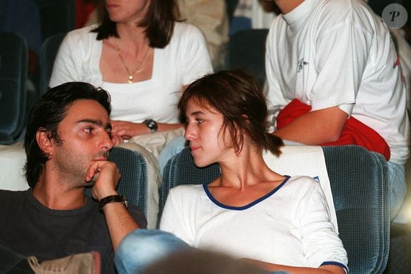 "Et ça n'a pas duré qu'une année, mais jusqu'à la naissance de mon fils, en 1997. Yvan m'a dit : "Quand il est né, tu as changé de visage!" C'est comme si je passais de la mort à la vie".

Archives : Charlotte Gainsbourg et Yvan Attal au 21ème festival américain de Deauville ANGELI-RINDOFF / BESTIMAGE