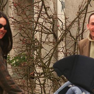 Florent Pagny se promène en famille, avec Azucena et leur fils Inca, le 23 mars 1996 © AGENCE / BESTIMAGE
