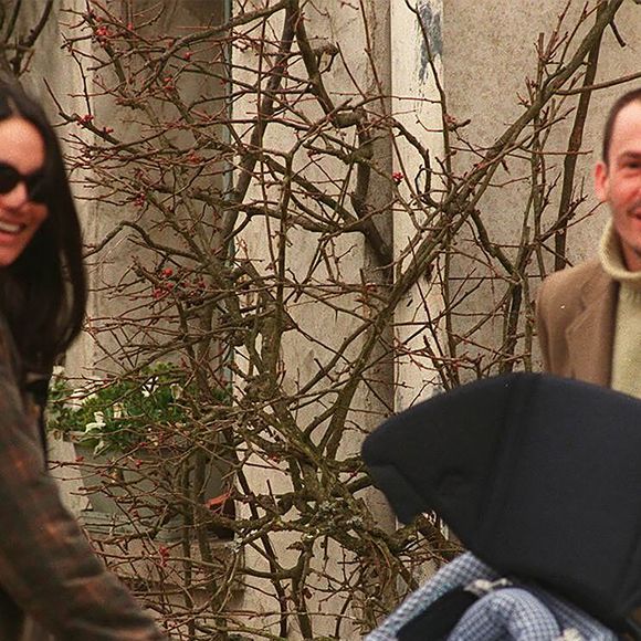 Florent Pagny se promène en famille, avec Azucena et leur fils Inca, le 23 mars 1996 © AGENCE / BESTIMAGE