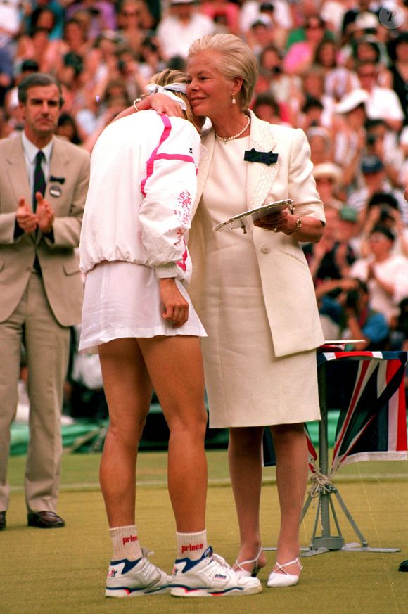 Katharine Worsley, duchesse de Kent, s'est "éteinte paisiblement" à l'âge de 92 ans

Jana Novotna réconfortée par la duchesse de Kent, Katharine Worsley lors de sa défaite en finale du tournoi de Wimblodon contre S. Graff en juin 1993. EXPRESS SYNDICATION / BESTIMAGE