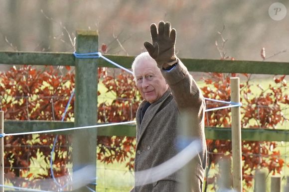 Le roi Charles III salue les personnes qui le souhaitent alors qu'il quitte l'église St Mary Magdalene à Sandringham, Norfolk, Angleterre, Royaume-Uni, le 22 décembre 2024. Photo de Jacob King/PA Wire/ABACAPRESS.COM