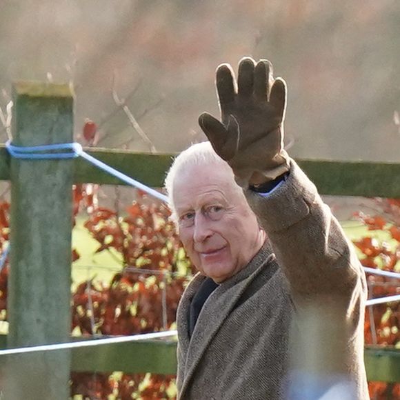 Le roi Charles III salue les personnes qui le souhaitent alors qu'il quitte l'église St Mary Magdalene à Sandringham, Norfolk, Angleterre, Royaume-Uni, le 22 décembre 2024. Photo de Jacob King/PA Wire/ABACAPRESS.COM