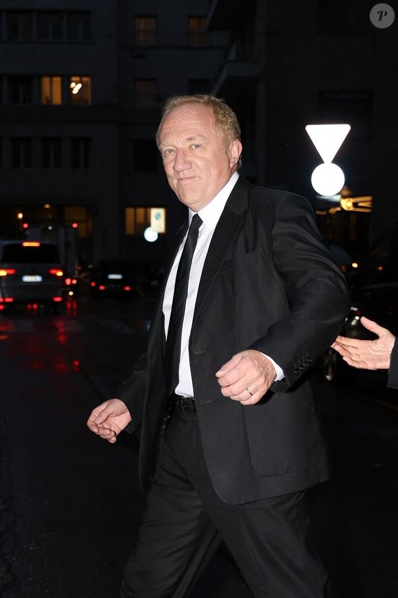 Milan, ITALIE François-Henri Pinault a été vu en train d'aider Valeria Golino à traverser la rue après une soirée à l'hôtel Palazzo Parigi à Milan. Ils ont quitté l'hôtel ensemble vers 19 heures, en discutant. Les amis se sont donné l'accolade avant de monter dans la même voiture. Backgrid USA / Bestimage