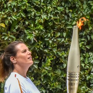 L'ancienne nageuse, Laure Manaudou est la première relayeuse française de la flamme olympique peu de temps après la cérémonie d'allumage sur le site antique d'Olympie, Grèce, le 16 avril 2024. © Intime/Panoramic/Bestimage
