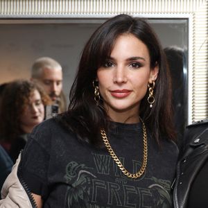 Exclusif - Jade Leboeuf lors de la soirée 'Pop Up' de luxe durable 'Amay Snowballs' au Village Royal à Paris le 30 Novembre 2023.
Your bond.shop est une plateforme en ligne qui donne l'acces aux meilleurs créateurs de mode indépendants internationaux de luxe durable

yourBOND.shop ouvre AMÄY snowballs, son troisième pop-up store de luxe durable à Paris, du 25 novembre au 23 décembre. La marketplace française yourBOND.shop lance son troisième pop-up store : AMÄY snowballs, avec la participation de marques françaises, européennes et américaines qui proposent des produits de slow fashion et de luxe durable.
A cette occasion, le pop-up se tient dans la prestigieuse galerie de luxe VILLAGE ROYAL, aux côtés de marques comme DIOR et CHANEL.
Pendant quatre semaines, les amateurs de créations originales et éthiques pourront découvrir des pièces originales et authentiques de différents créateurs français et internationaux. Il y aura des pièces uniques dans un espace exclusif.
 Parmi des sacs et des chaussures fabriqués avec du cactus, chez Amäy snowballs, les amateurs de créations originales et authentiques trouveront sans aucun doute leur bonheur. 
 La transparence sur l'origine des produits et l'utilisation des matières premières sont des points essentiels auxquels yourBOND.shop porte une attention toute particulière. 
 Parmi les nombreuses marques présentes, citons ALLON PARIS (France), IMPREVU (Belgique), Elisheva & Constance (Mexique) , MATERGEA (Colombie), REGNO PARIS Paris (France).  
 YourBOND.shop a été créé par Marialicia Le Cossec, présidente de Lessortech Technologies – start-up dédiée à la fashiontech – spécialisée dans la slow fashion et donnant accès à des centaines de marques indépendantes du monde entier.
 Pourquoi le pop-up  s'appelle-t-il Amäy?
Le mot « Amäy» appartient à la langue indigène Pemón, une communauté originaire de l'Amazonie vénézuélienne et signifie « mère ». Les pemons appellent aussi la mère-terre Amäy ou Amäy-Non. 
 Les marques qui participent au pop-up sont toutes différentes, mais elles ont un point commun: ce sont des marques de slow fashion ou de luxe durable. Toutes donnent un visage positif à la mode, réinventant leurs techniques de fabrication. 
 Ce pop-up porte le nom de notre maison : Amäy. Parce qu'au final nous partageons tous la même planète et malgré le fait de parler des langues différentes, nous essayons de changer la mode par amour à notre mère-terre: Amäy. © Denis Guignebourg/BestImage