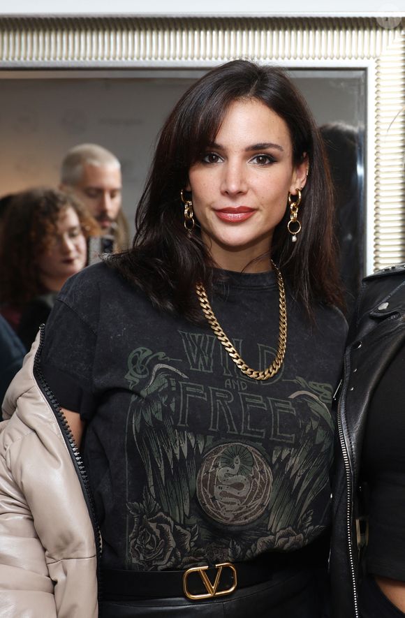 Exclusif - Jade Leboeuf lors de la soirée 'Pop Up' de luxe durable 'Amay Snowballs' au Village Royal à Paris le 30 Novembre 2023.
Your bond.shop est une plateforme en ligne qui donne l'acces aux meilleurs créateurs de mode indépendants internationaux de luxe durable

yourBOND.shop ouvre AMÄY snowballs, son troisième pop-up store de luxe durable à Paris, du 25 novembre au 23 décembre. La marketplace française yourBOND.shop lance son troisième pop-up store : AMÄY snowballs, avec la participation de marques françaises, européennes et américaines qui proposent des produits de slow fashion et de luxe durable.
A cette occasion, le pop-up se tient dans la prestigieuse galerie de luxe VILLAGE ROYAL, aux côtés de marques comme DIOR et CHANEL.
Pendant quatre semaines, les amateurs de créations originales et éthiques pourront découvrir des pièces originales et authentiques de différents créateurs français et internationaux. Il y aura des pièces uniques dans un espace exclusif.
 Parmi des sacs et des chaussures fabriqués avec du cactus, chez Amäy snowballs, les amateurs de créations originales et authentiques trouveront sans aucun doute leur bonheur. 
 La transparence sur l'origine des produits et l'utilisation des matières premières sont des points essentiels auxquels yourBOND.shop porte une attention toute particulière. 
 Parmi les nombreuses marques présentes, citons ALLON PARIS (France), IMPREVU (Belgique), Elisheva & Constance (Mexique) , MATERGEA (Colombie), REGNO PARIS Paris (France).  
 YourBOND.shop a été créé par Marialicia Le Cossec, présidente de Lessortech Technologies – start-up dédiée à la fashiontech – spécialisée dans la slow fashion et donnant accès à des centaines de marques indépendantes du monde entier.
 Pourquoi le pop-up  s'appelle-t-il Amäy?
Le mot « Amäy» appartient à la langue indigène Pemón, une communauté originaire de l'Amazonie vénézuélienne et signifie « mère ». Les pemons appellent aussi la mère-terre Amäy ou Amäy-Non. 
 Les marques qui participent au pop-up sont toutes différentes, mais elles ont un point commun: ce sont des marques de slow fashion ou de luxe durable. Toutes donnent un visage positif à la mode, réinventant leurs techniques de fabrication. 
 Ce pop-up porte le nom de notre maison : Amäy. Parce qu'au final nous partageons tous la même planète et malgré le fait de parler des langues différentes, nous essayons de changer la mode par amour à notre mère-terre: Amäy. © Denis Guignebourg/BestImage
