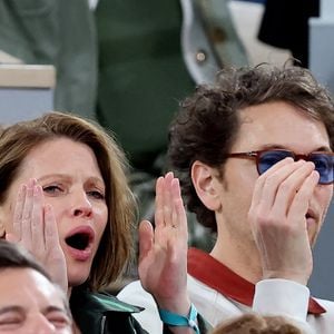 Mélanie Thierry et son compagnon le chanteur Raphaël dans les tribunes lors des Internationaux de France de Tennis de Roland Garros 2025, à Paris, France, le 4 juin 2025. © Jacovides-Moreau/Bestimage