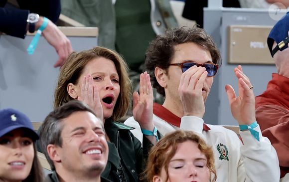 Mélanie Thierry et son compagnon le chanteur Raphaël dans les tribunes lors des Internationaux de France de Tennis de Roland Garros 2025, à Paris, France, le 4 juin 2025. © Jacovides-Moreau/Bestimage