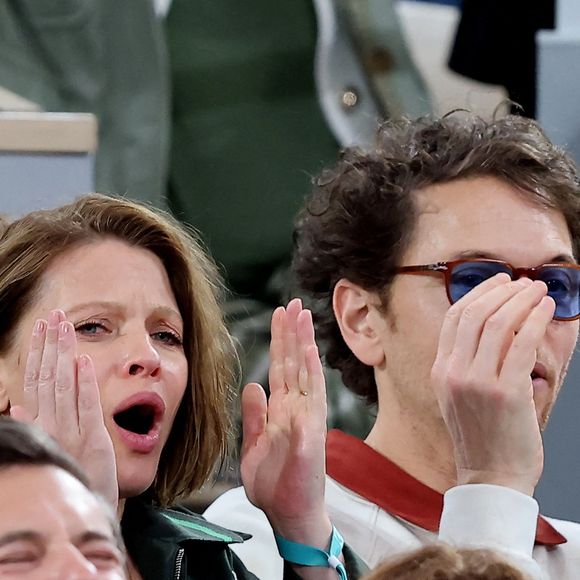 Mélanie Thierry et son compagnon le chanteur Raphaël dans les tribunes lors des Internationaux de France de Tennis de Roland Garros 2025, à Paris, France, le 4 juin 2025. © Jacovides-Moreau/Bestimage