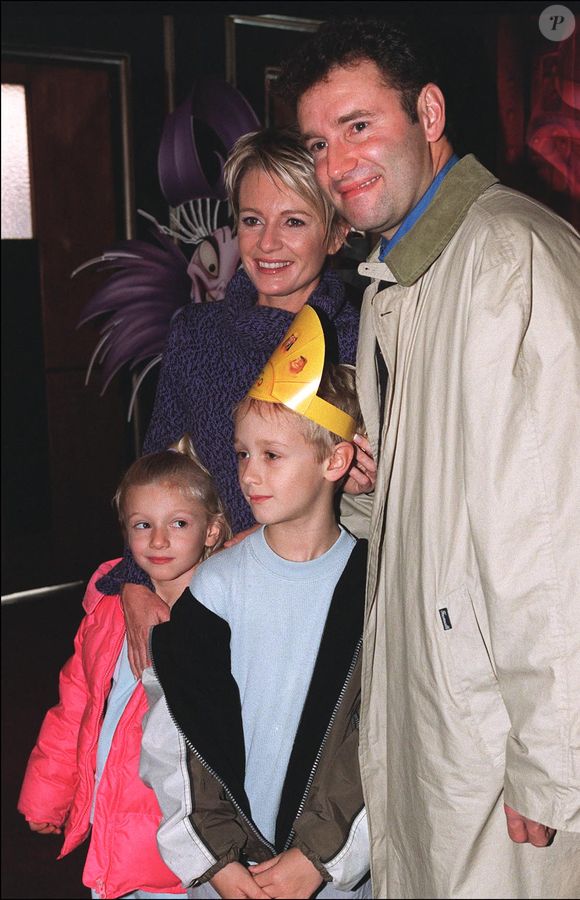 Ensemble, ils ont eu Valentine (née le 27 novembre 1995) et Nicolas (né le 24 juillet 1993)

© Nicolas Khayat/ABACA. Paris-France, 11/03/2001. Pierre Sled, son épouse Sophie Davant et leurs enfants Valentine et Nicolas à l'avant-première de : The Emperor's New Groove.