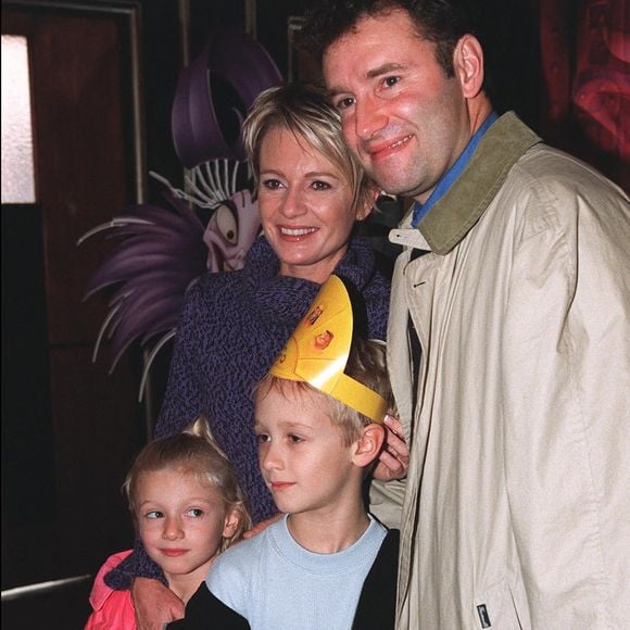 Ensemble, ils ont eu Valentine (née le 27 novembre 1995) et Nicolas (né le 24 juillet 1993)

© Nicolas Khayat/ABACA. Paris-France, 11/03/2001. Pierre Sled, son épouse Sophie Davant et leurs enfants Valentine et Nicolas à l'avant-première de : The Emperor's New Groove.